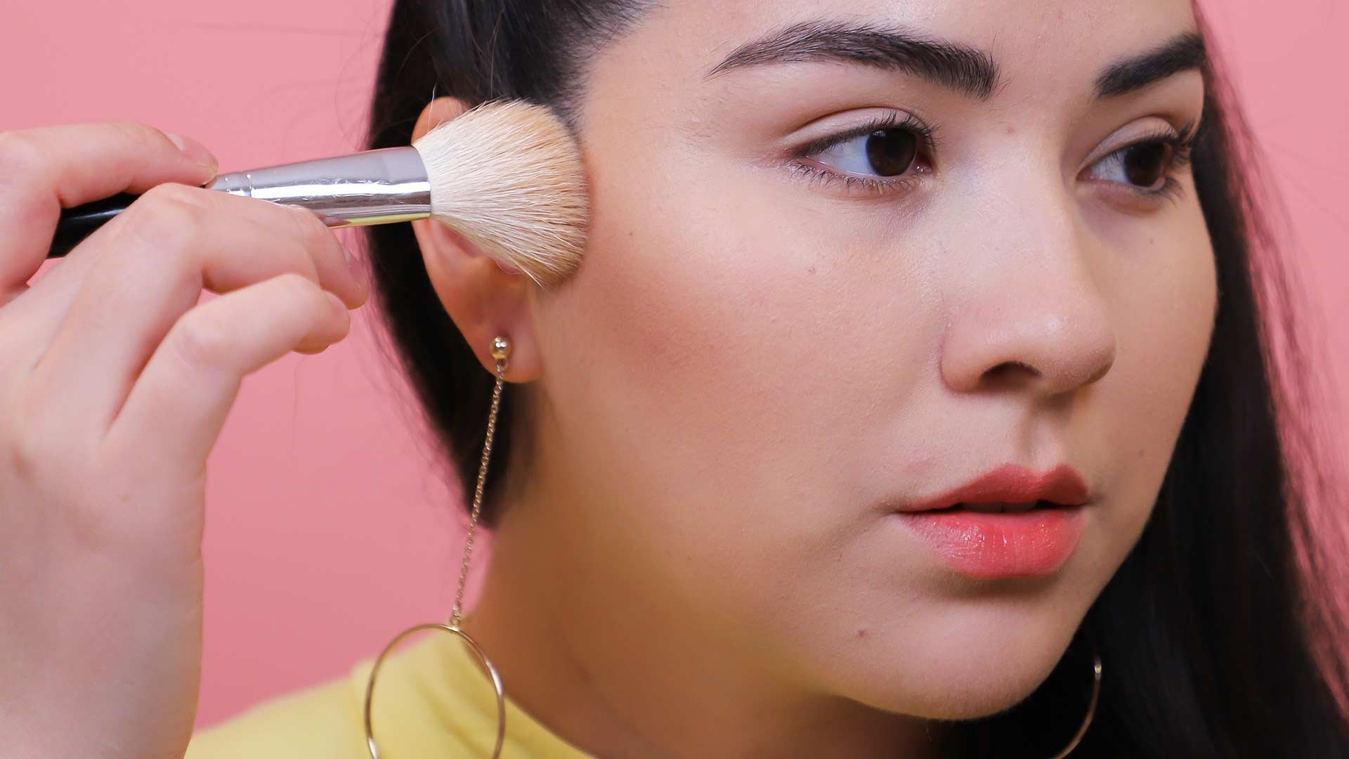 Discover the article How to Contour Like a Pro Makeup Artist.