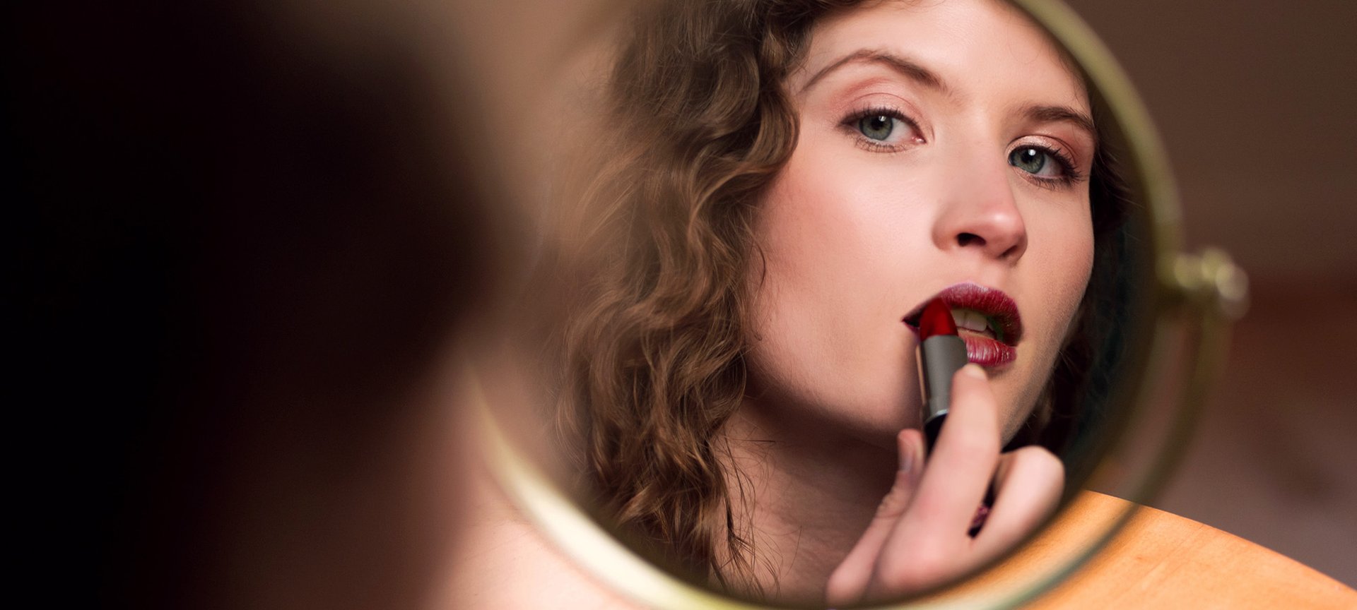 Fall Wedding Trends 2021 red wine lipstick