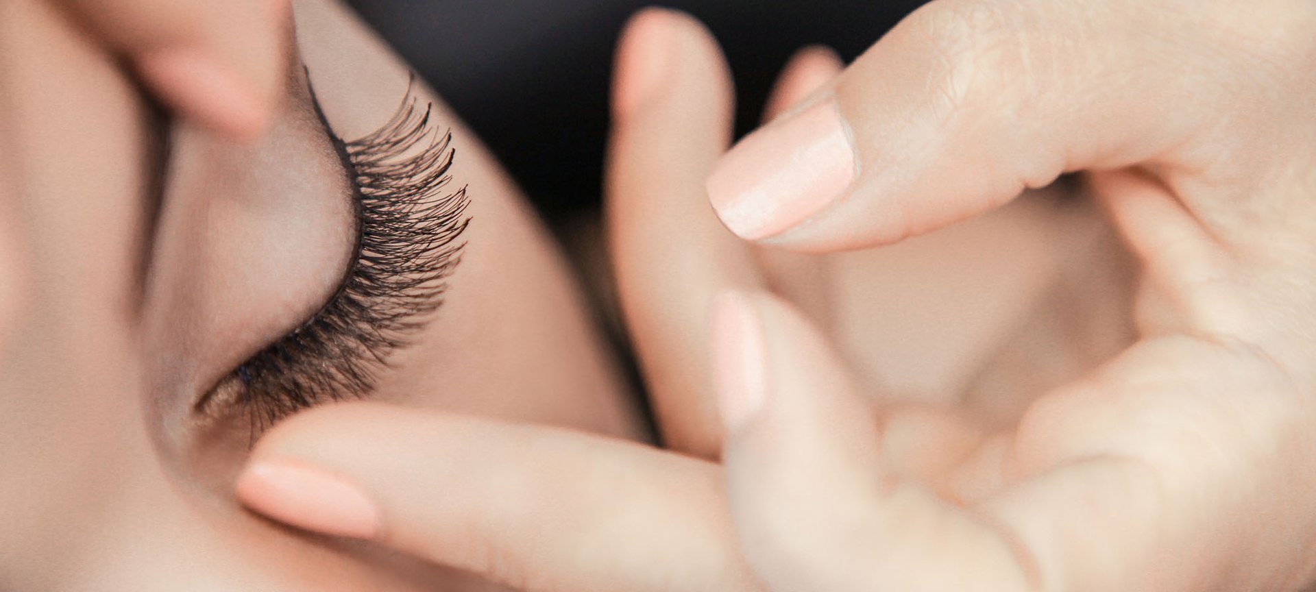 Applying outlet false eyelashes