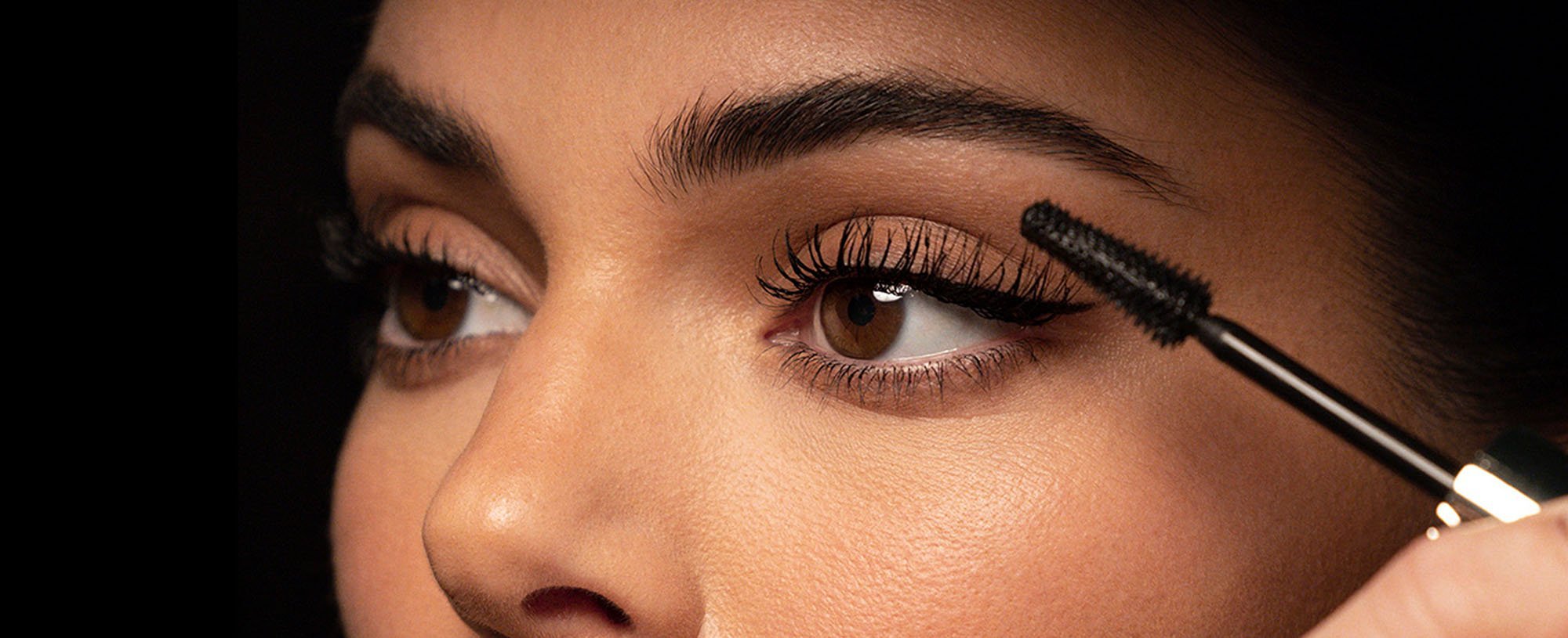 Kendall jenner applying loreal mascara