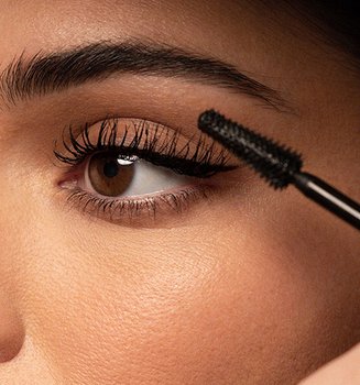 Kendall jenner applying loreal mascara