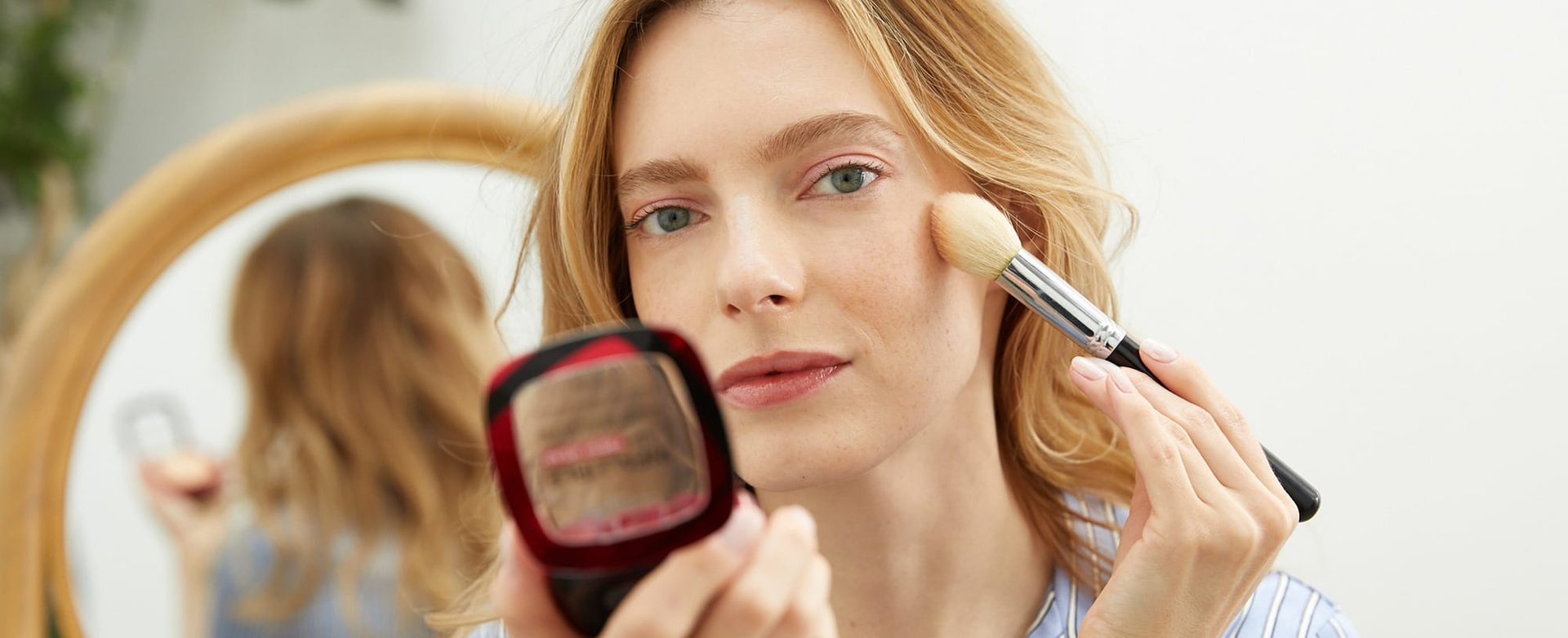 Makeup Getting Applied How To Apply Makeup Like a Pro - L’Oréal Paris
