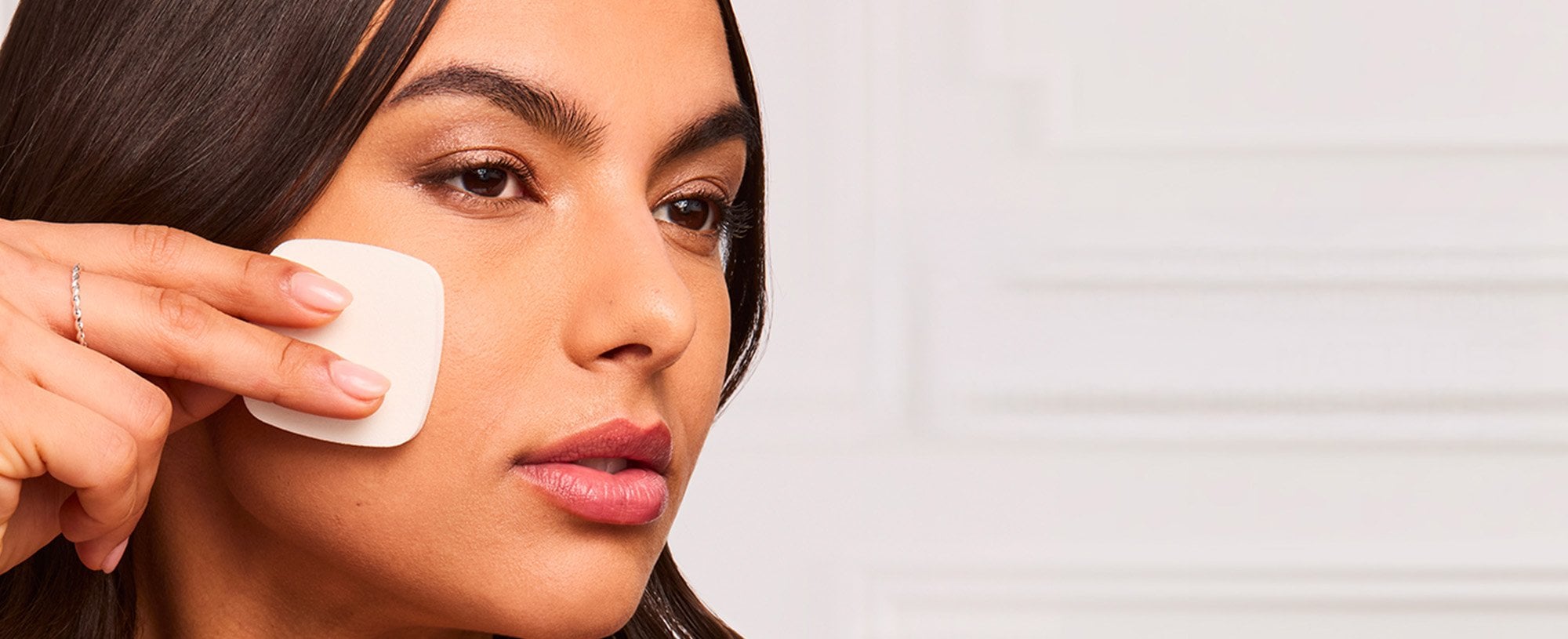 Banner-best-makeup-tips-warm-undertones-Desktop