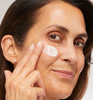 Header-wearing-sunscreen-everyday-Mobile