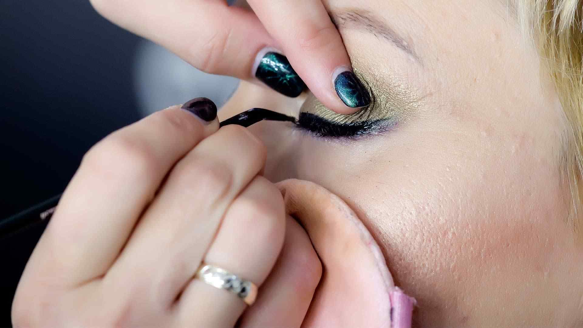 Loreal Paris Article How To Use A Bent Eyeliner Brush With Gel Liner D