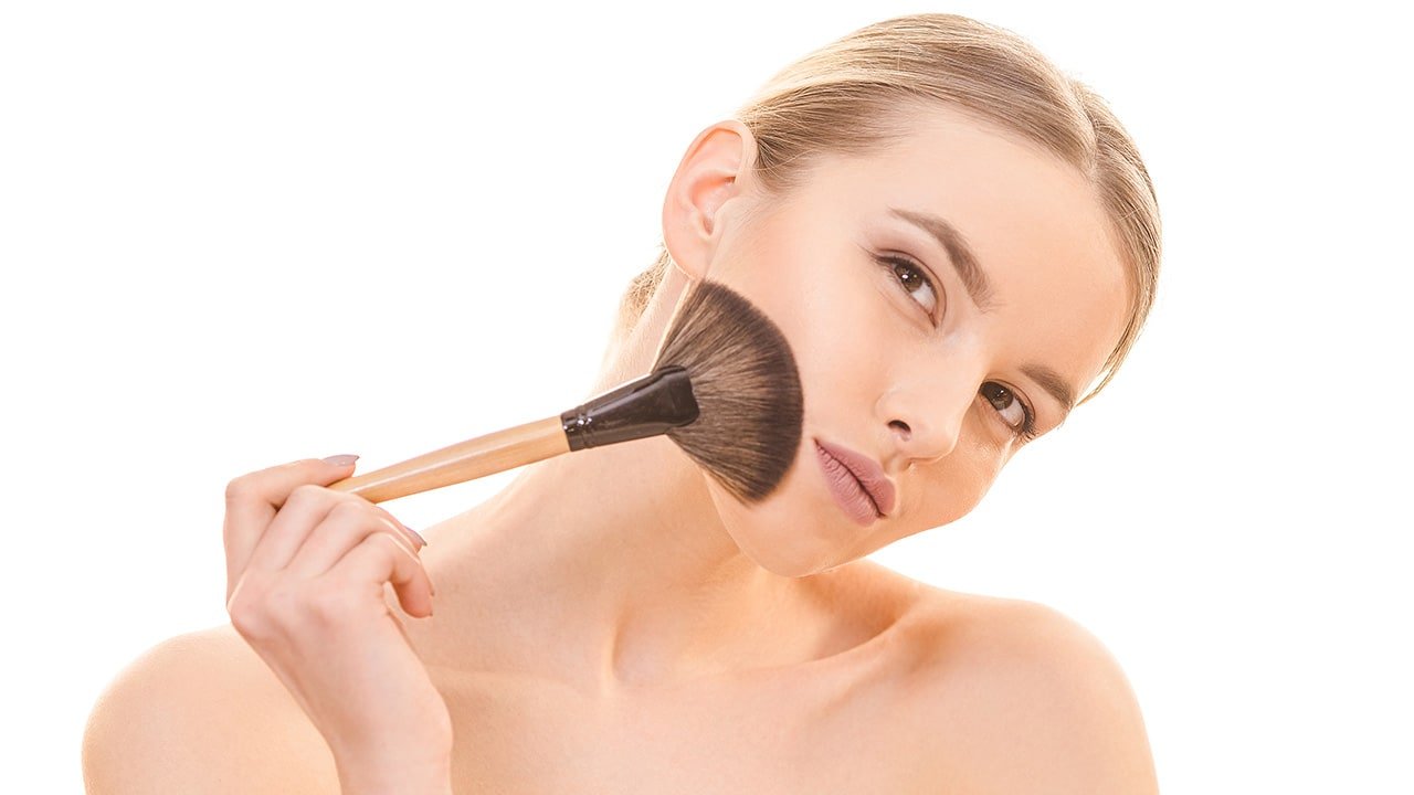 Loreal  Paris BMAG Article How To Use A Fan Makeup Brush D