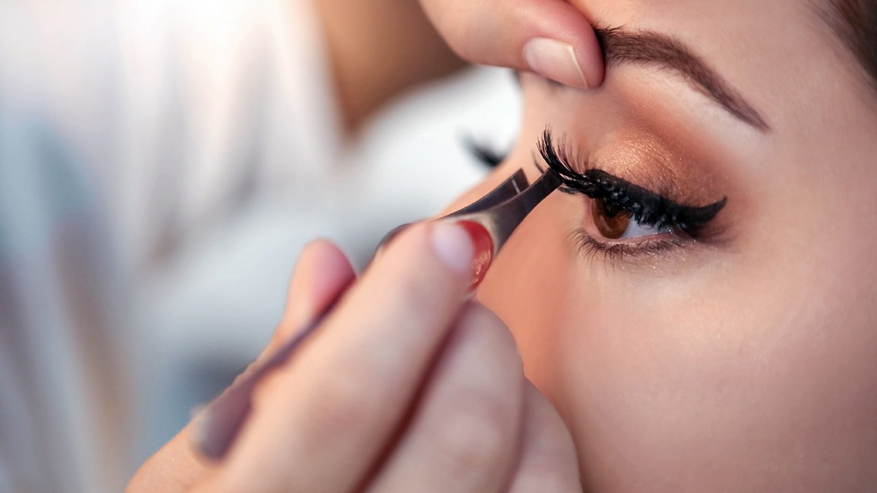 Loreal Paris BMAG Article How To Apply And Remove Individual Lashes D