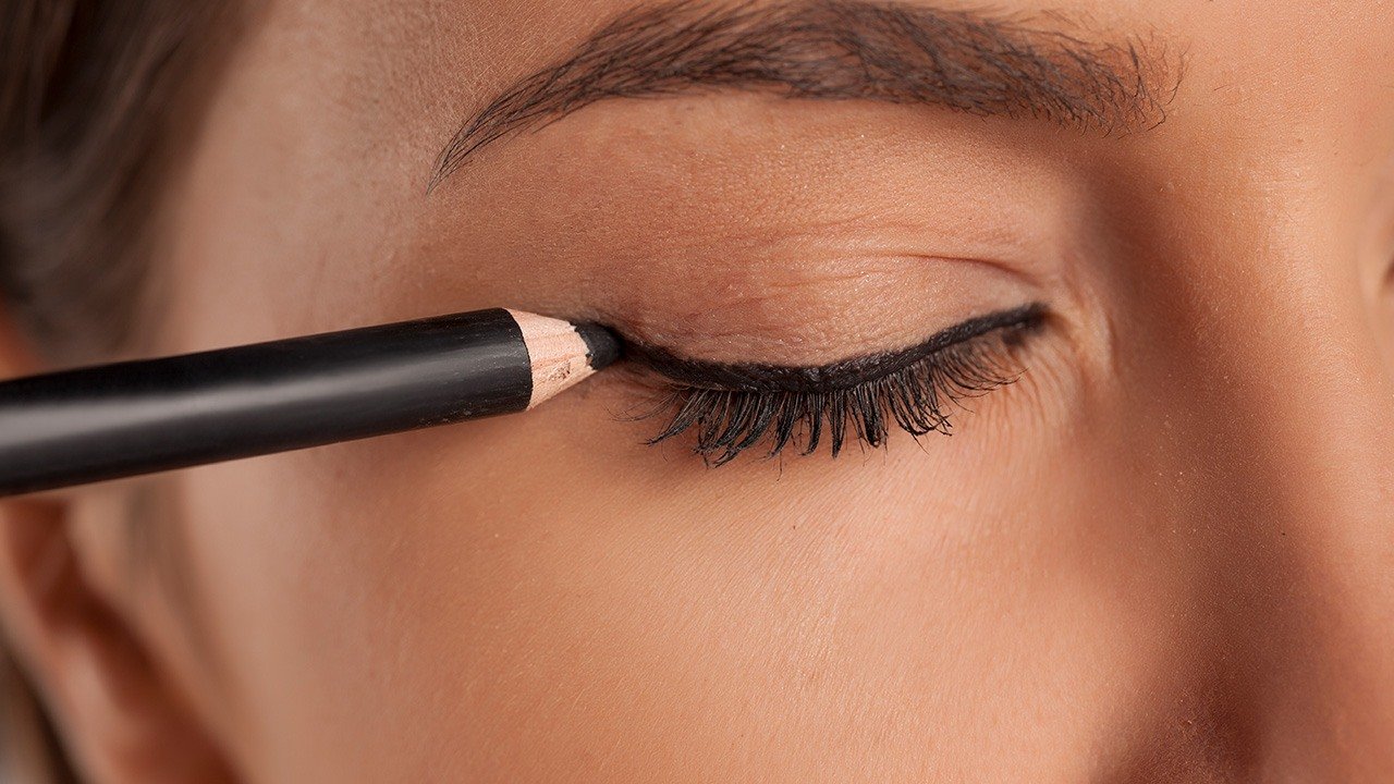 How to Make Eyeliner Stay All Day - L'Oréal Paris