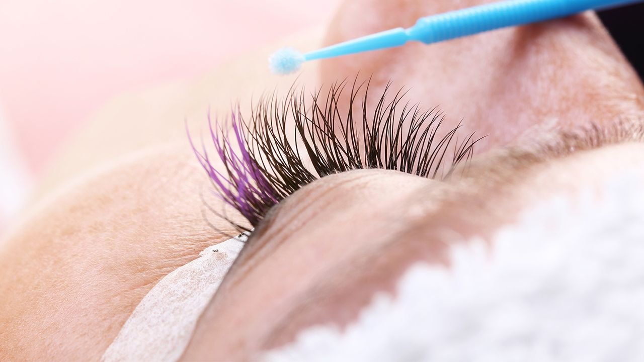 Loreal Paris Article How to Remove Eyelash Extensions D