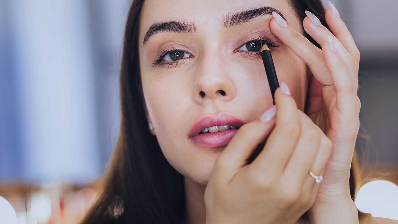 What Is Tightlining Everything You Need To Know About This Invisible Eyeliner Technique D