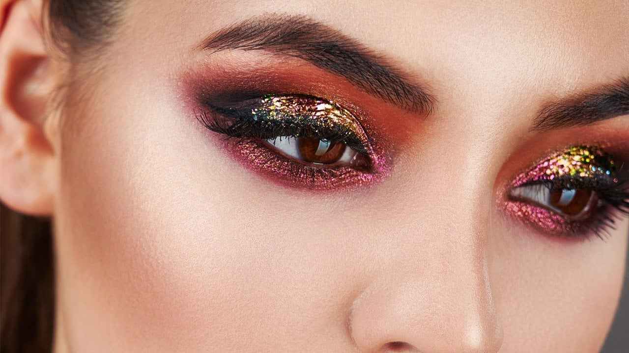 Net computer Gæstfrihed Try This Red Glitter Eyeshadow Look to Make a Statement - L'Oréal Paris