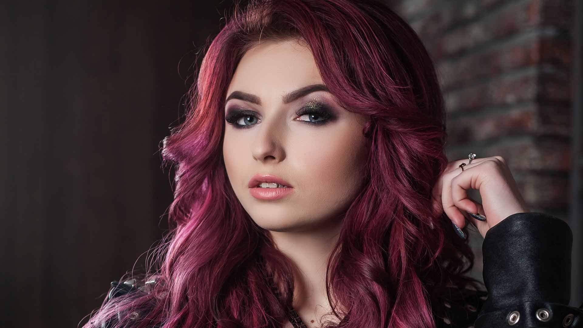 Your Guide To Getting a Red-Purple Hair Color - L'Oréal Paris