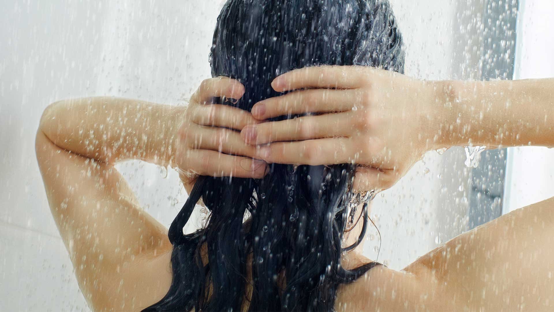 В душе после бассейна. Волосы в душе. Девочки в душе. Девушка с мокрыми волосами. Брюнетка с мокрыми волосами.