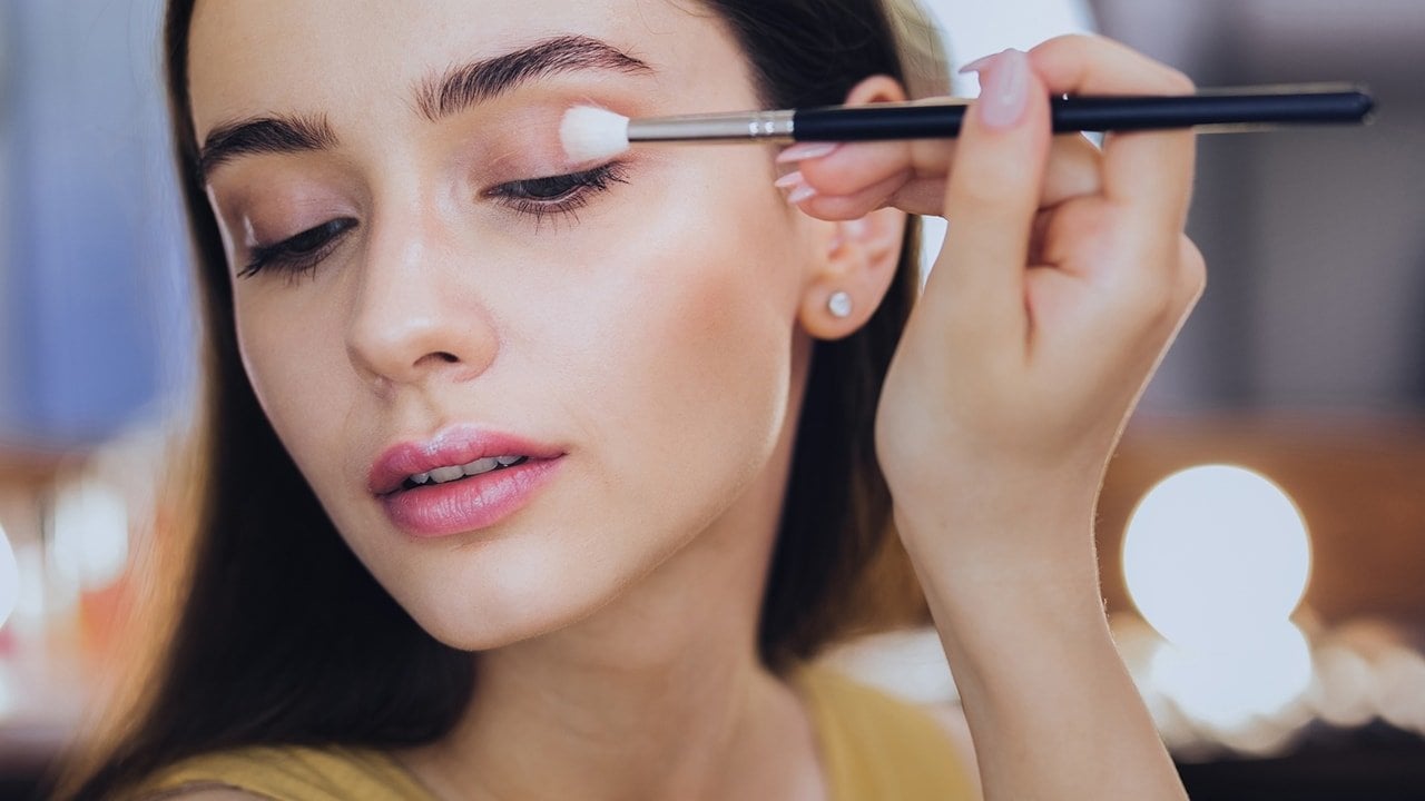 How to apply eyeshadow like a makeup artist, with these genius