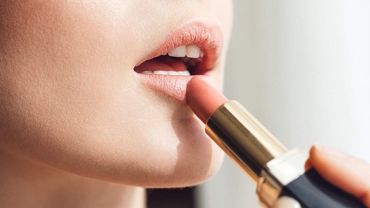 How to Apply Lipstick Without Mistakes