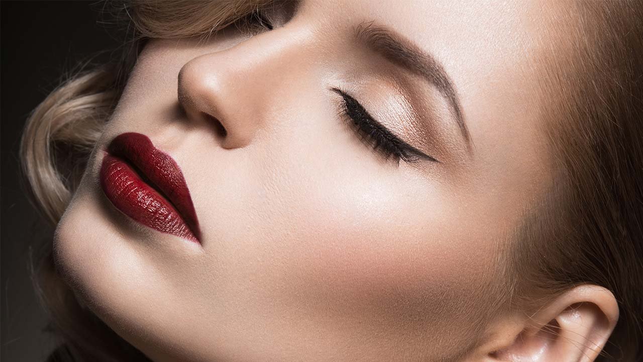 How To Make Your Lips Look Smaller In Pictures