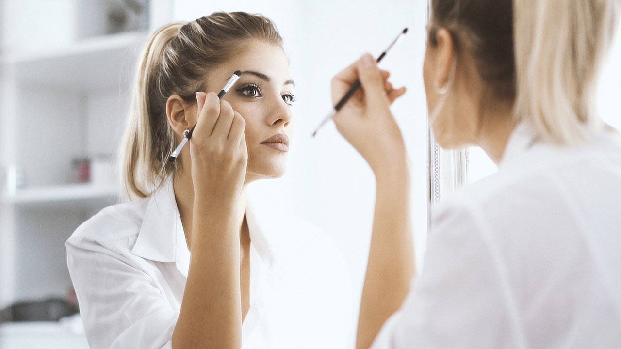 How to Touch Up Your Makeup Midday - L'Oréal Paris