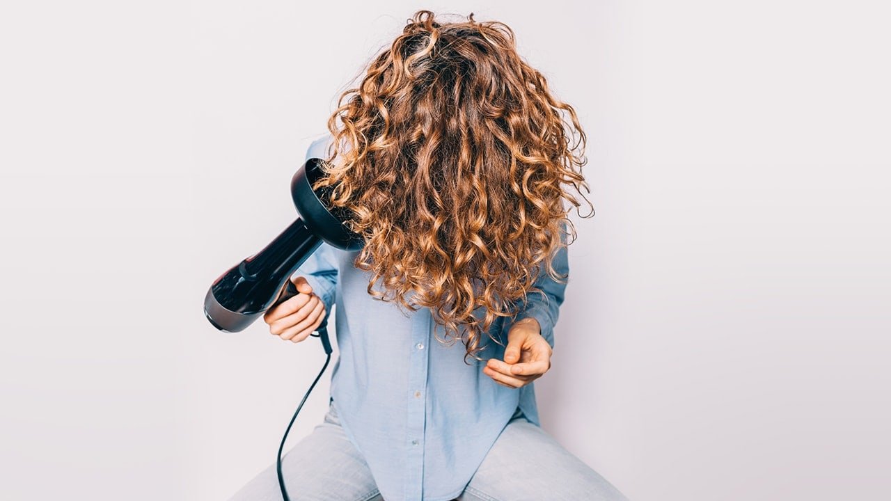 Loreal Paris BMAG Article How To Use A Diffuser On Hair With Curls D