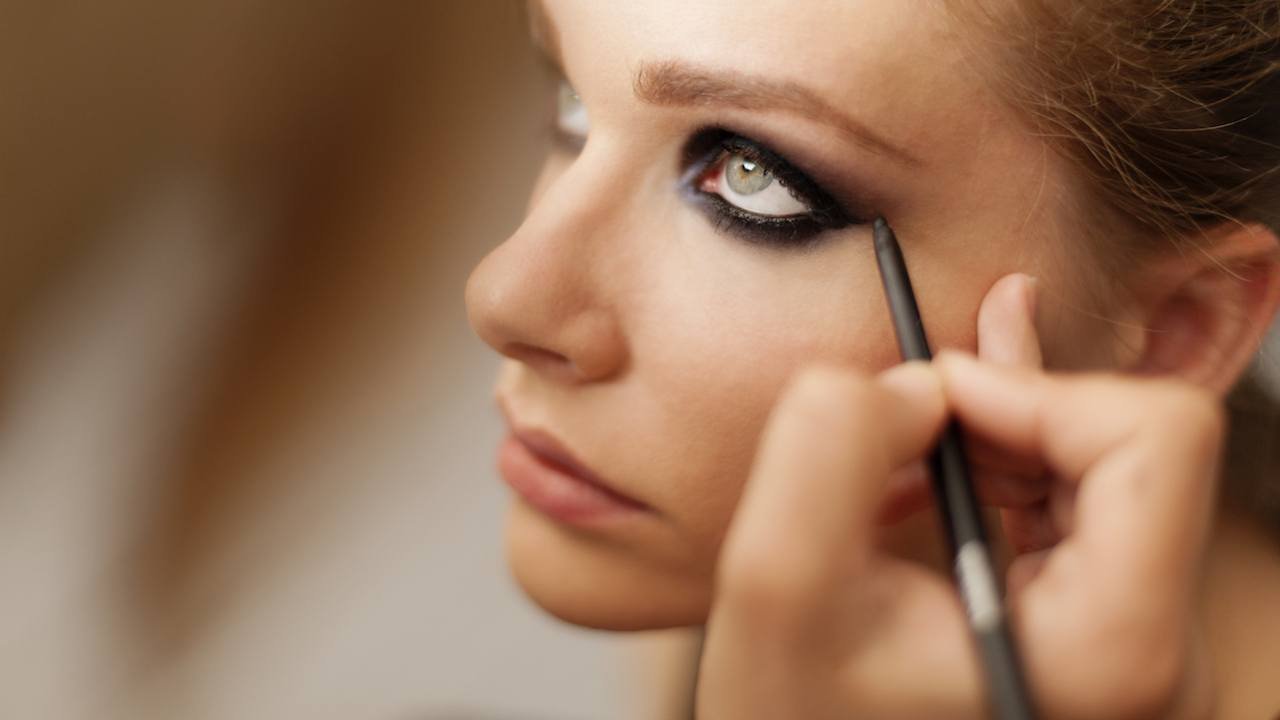 Aplicați o linie fină de eyeliner negru pentru a vă pune în valoare ochii. 