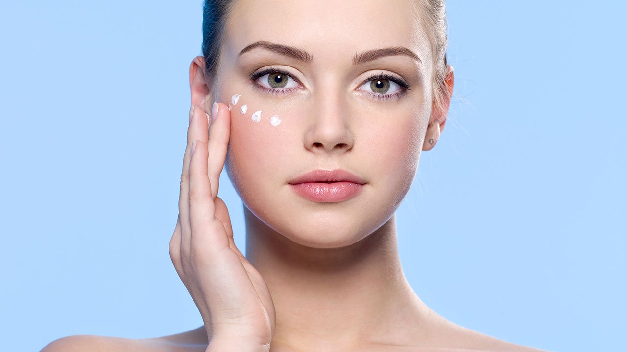 5 Eye Cream Hacks to Help Brighten and De-Puff - L'Oréal Paris