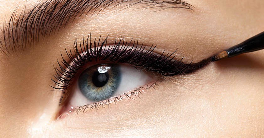 Loreal Paris BMAG Slideshow Wing It Tips for the Perfect Cat Eye SLIDE 2